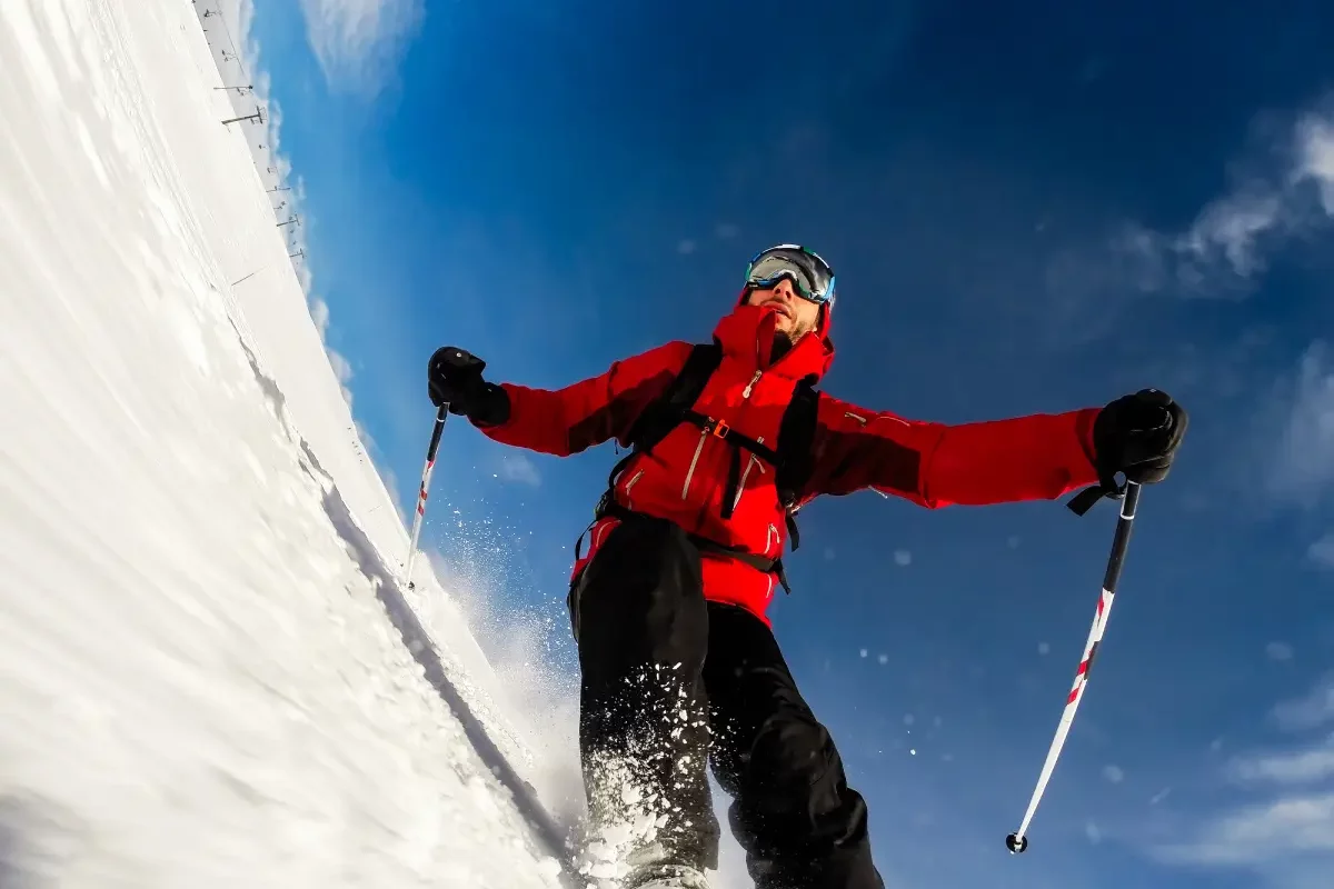 Guide de survie au ski saison 2024 : les équipements indispensables et nouveautés technologiques