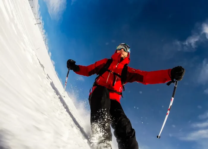 Guide de survie au ski saison 2024 : les équipements indispensables et nouveautés technologiques